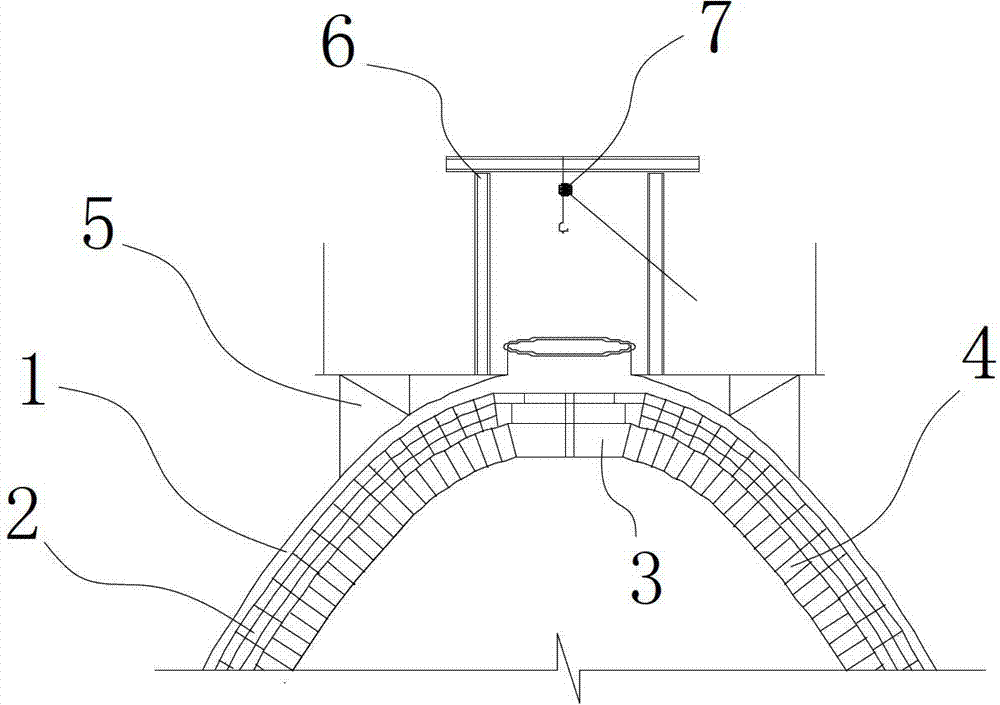 Method and device for dismantling refractory materials at arch crown of hot blast stove