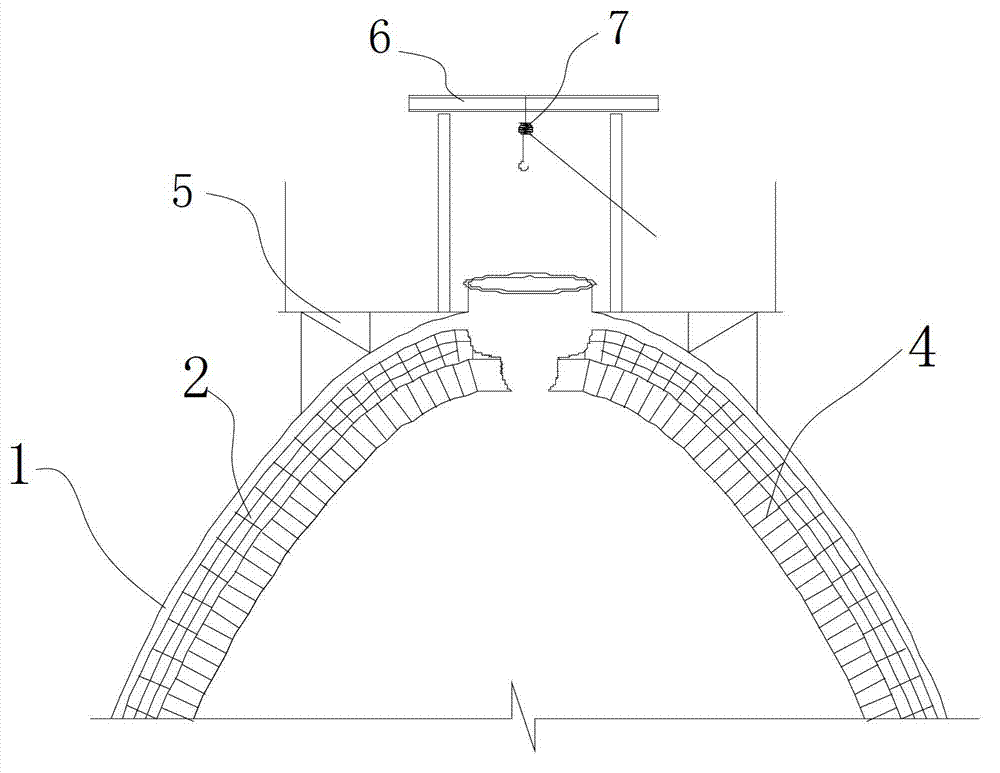 Method and device for dismantling refractory materials at arch crown of hot blast stove