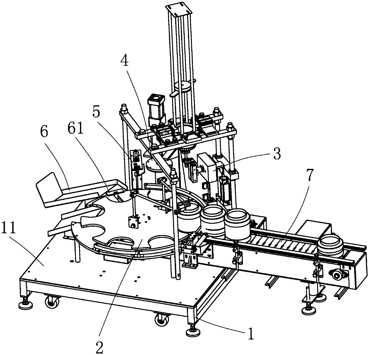 Automatic cover pressing/screwing machine capable of conducting self-adaption on high bottles and low bottles