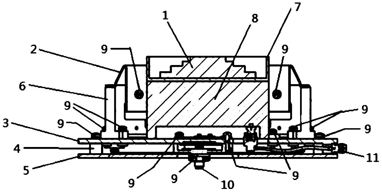 Response combined antenna compatible with omnidirectional communication and satellite navigation