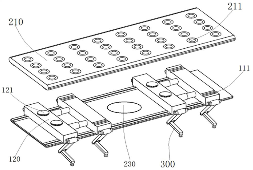 Self-balancing glass transport device and balancing method thereof