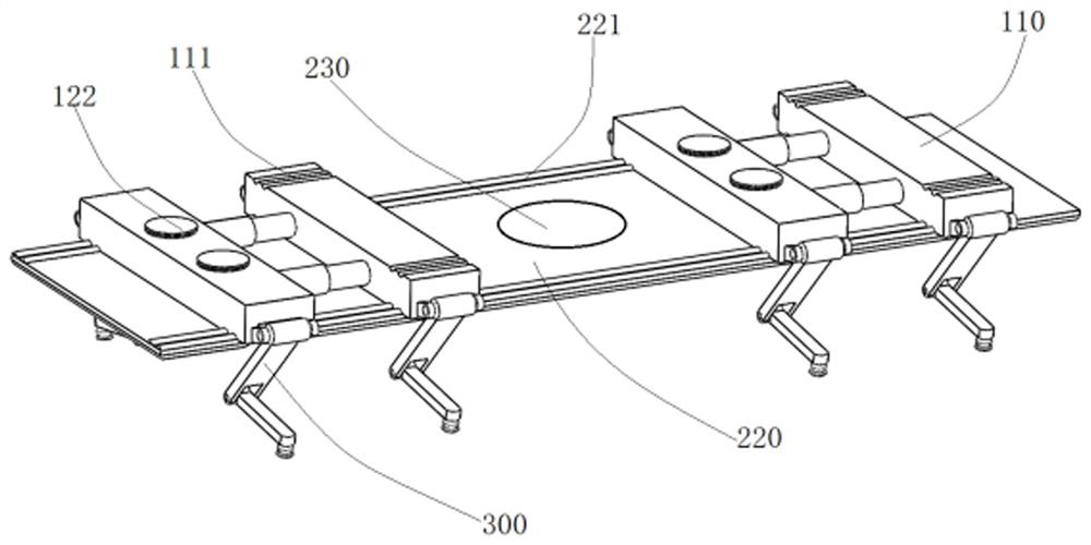 Self-balancing glass transport device and balancing method thereof