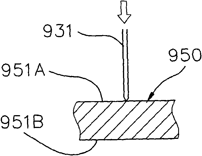 Laser cutting device with workpiece bottom immersed in liquid level