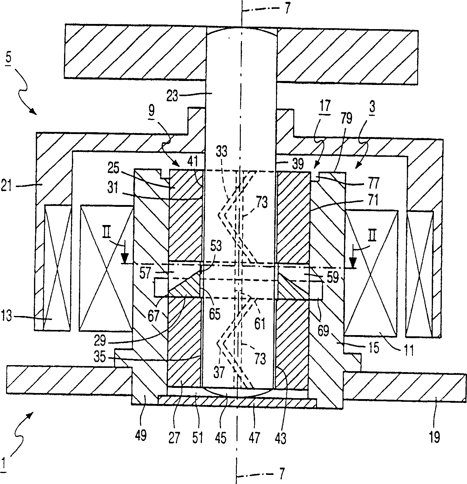 Dynamic groove bearing comprising porous lubricant reservoir