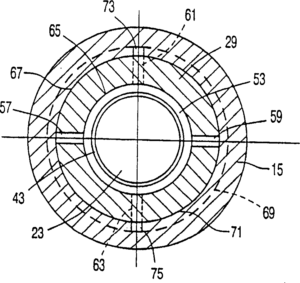 Dynamic groove bearing comprising porous lubricant reservoir