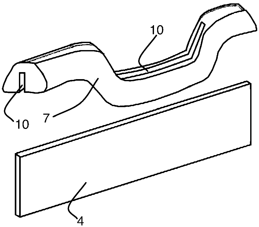 Blade, having different thicknesses, for the lining of a mold used for vulcanizing a tire