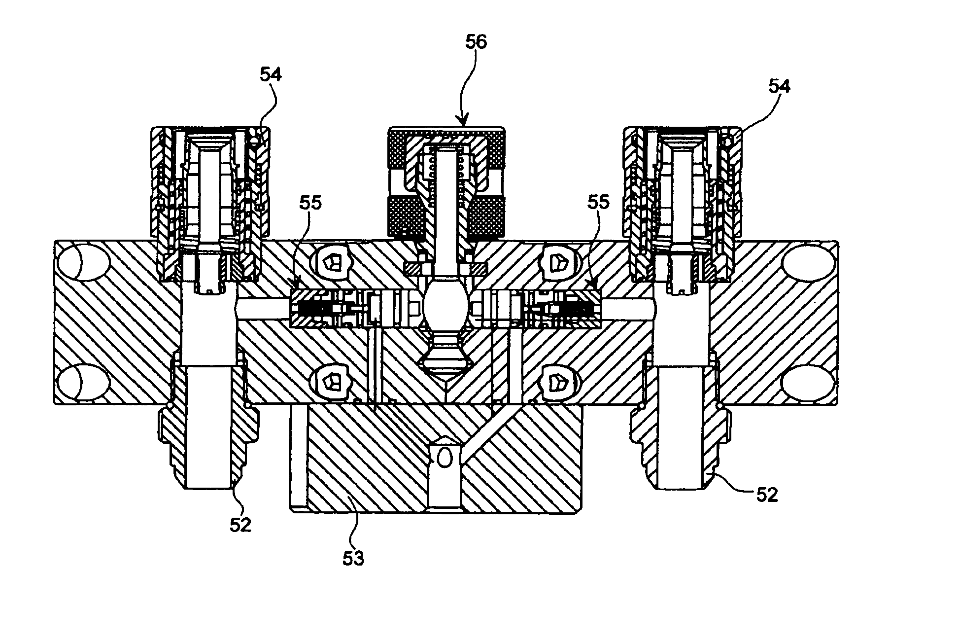 Hydraulic connection assembly with a pressure discharge control, positionable between an onboard hydraulic circuit of an engineering vehicle and a removable hydraulic equipment