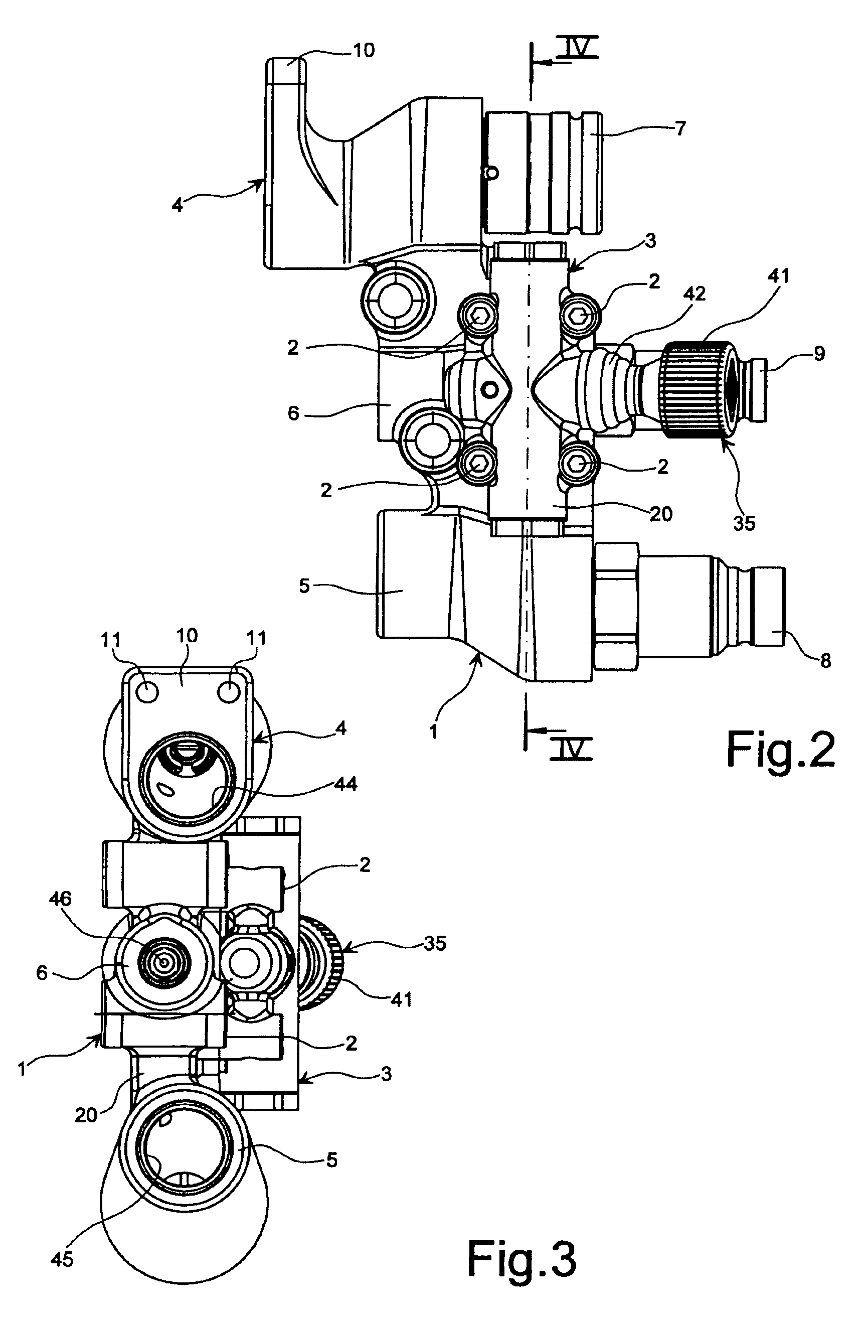 Hydraulic connection assembly with a pressure discharge control, positionable between an onboard hydraulic circuit of an engineering vehicle and a removable hydraulic equipment