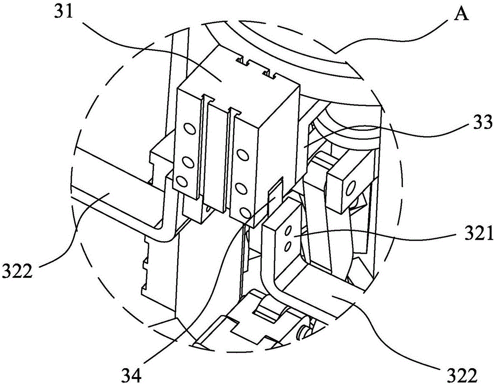 Coil conveying device of heat shrinkage film wrapping machine