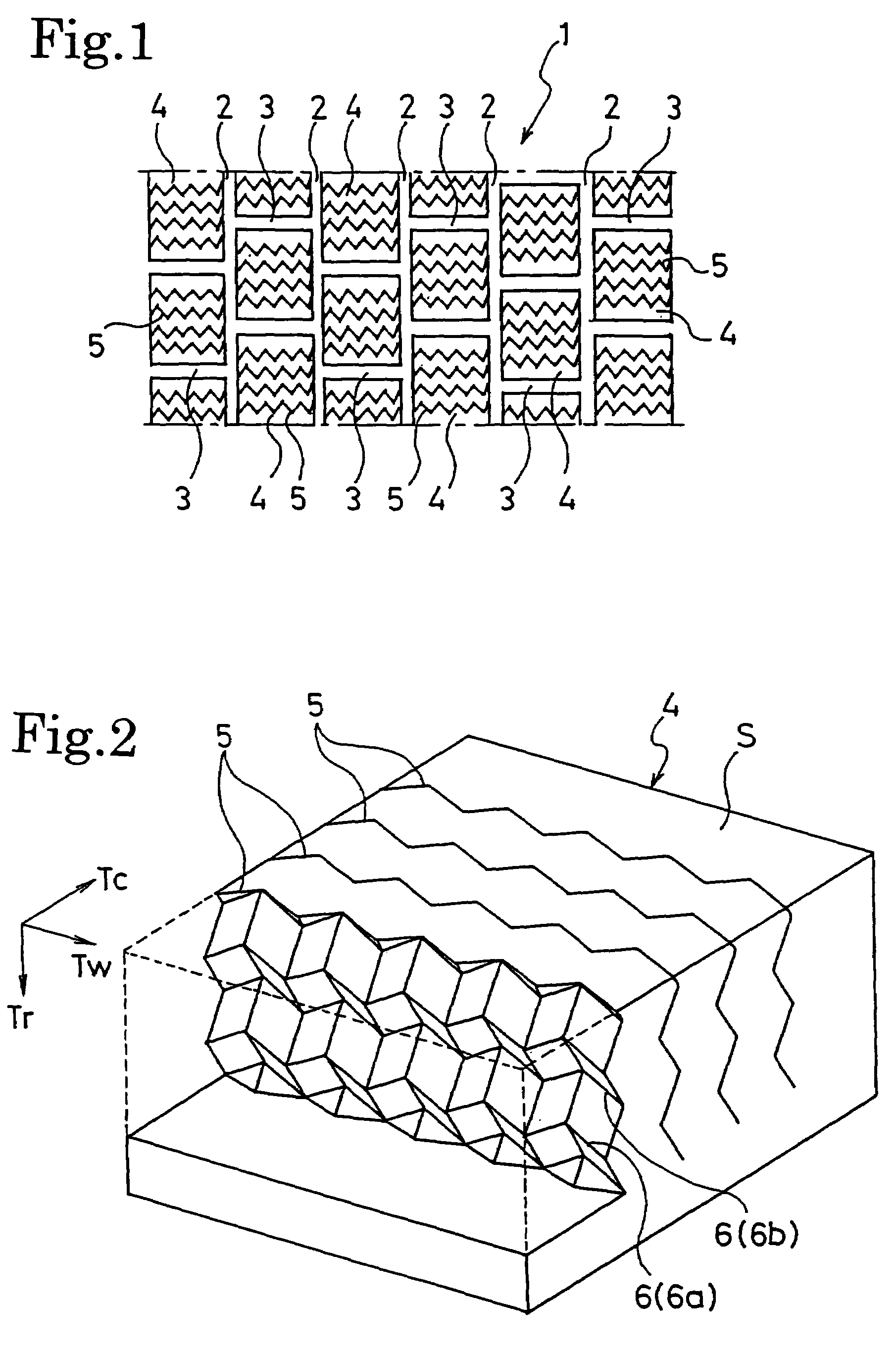 Pneumatic tire with tread including sipes having bent portions formed with zigzag shape with amplitude in radial direction