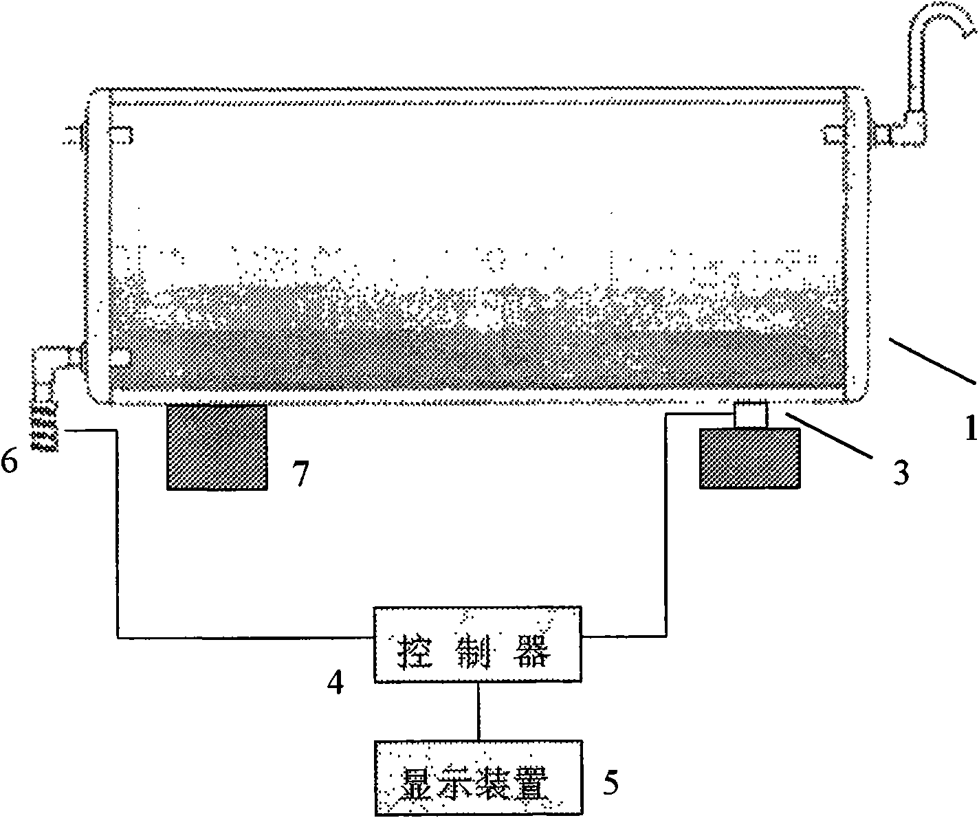 Method and device for accurately monitoring quantity of water in water tank of solar water heater