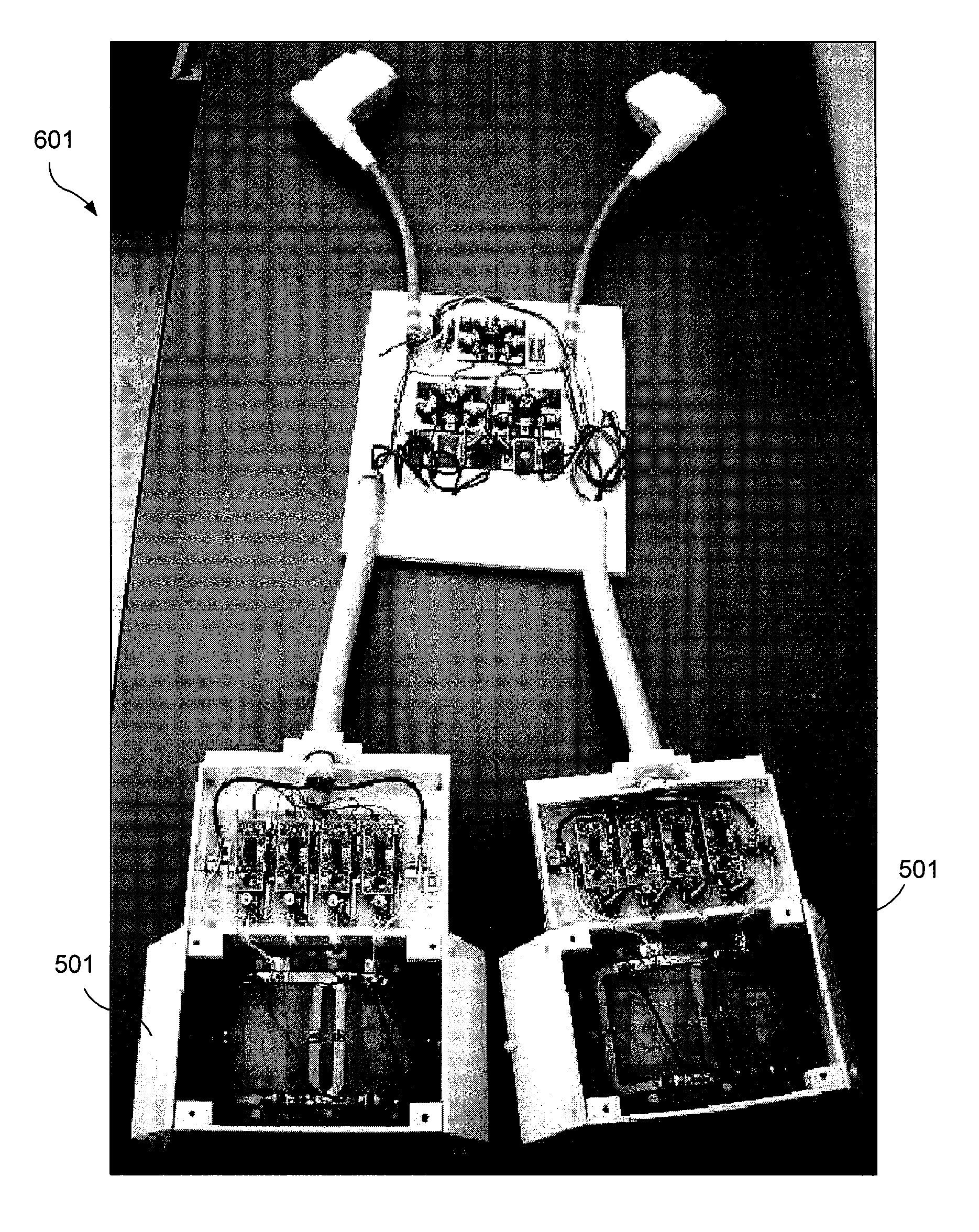 Radio frequency coil arrangement for high field magnetic resonance imaging with optimized transmit and receive efficiency for a specified region of interest, and related system and method