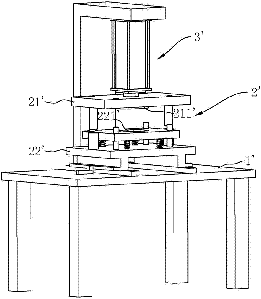 Stamping device capable of receiving materials conveniently