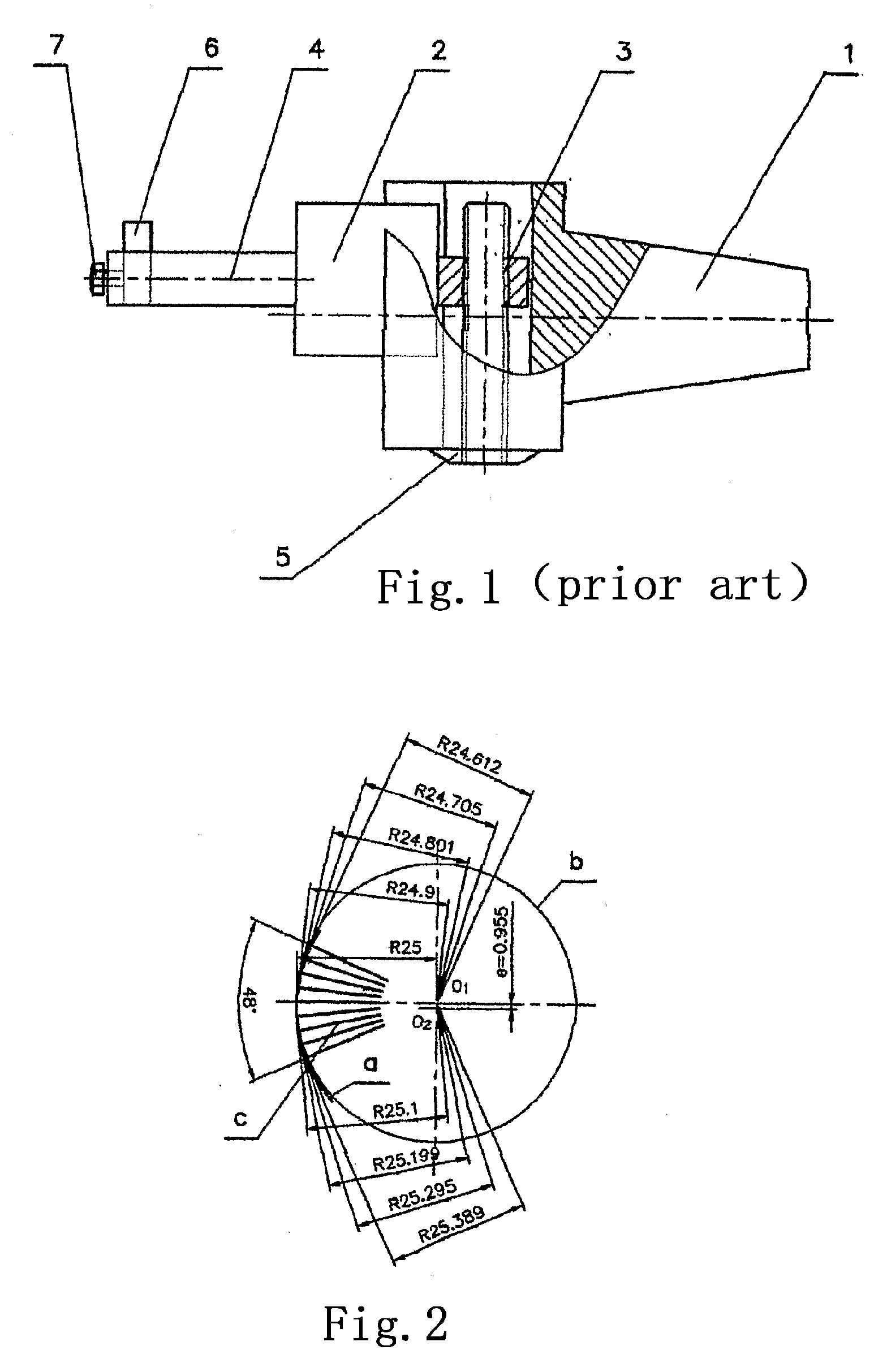 Fine adjusting method of the feed amount of the boring cutter and the adjusting device thereof