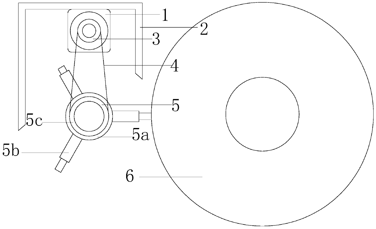 Road roller mud scraping device capable of realizing extending and retracting of mud scraping plates through centrifugal force