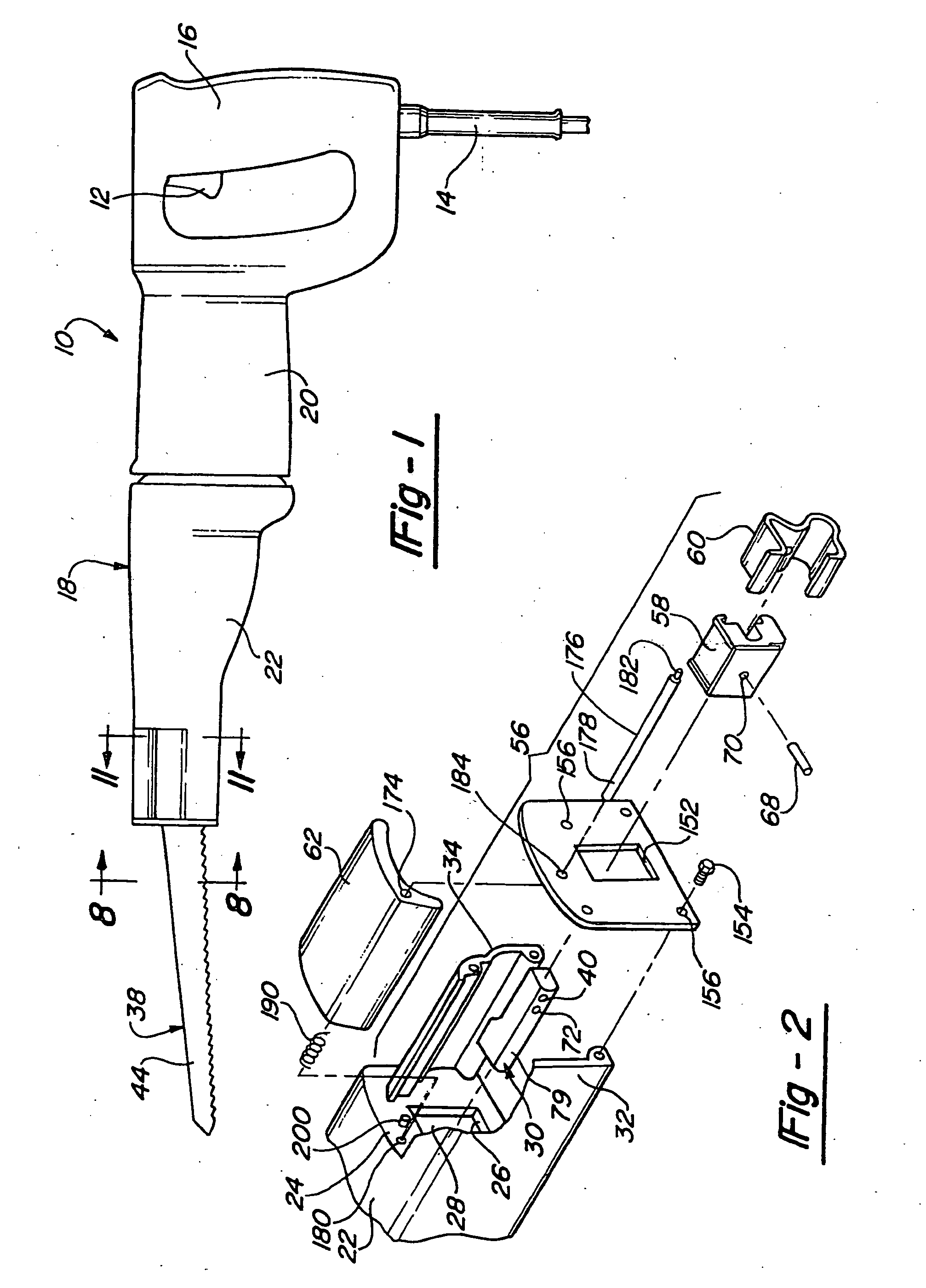 Clamping arrangement for receiving a saw blade in multiple orientations