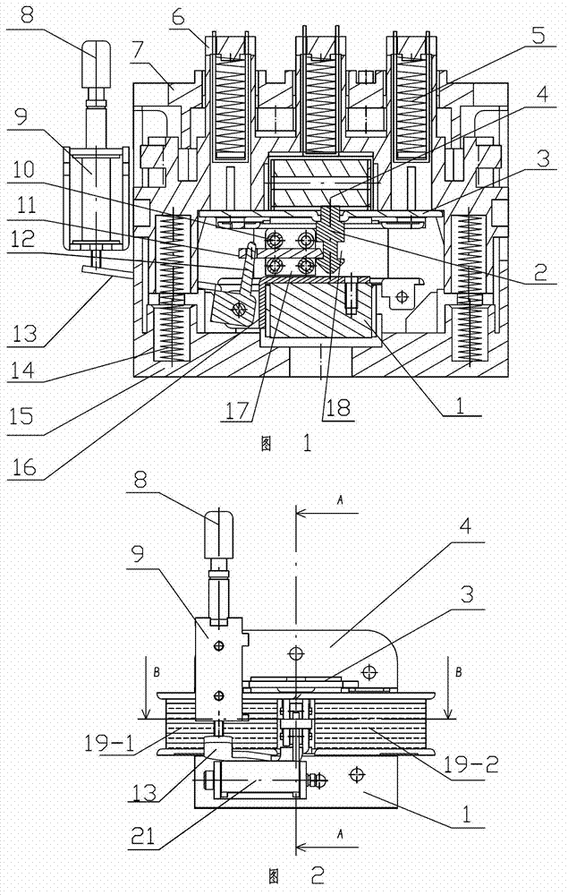 Straight-movement AC(Alternating Current) contactor with lock catch arranged at center