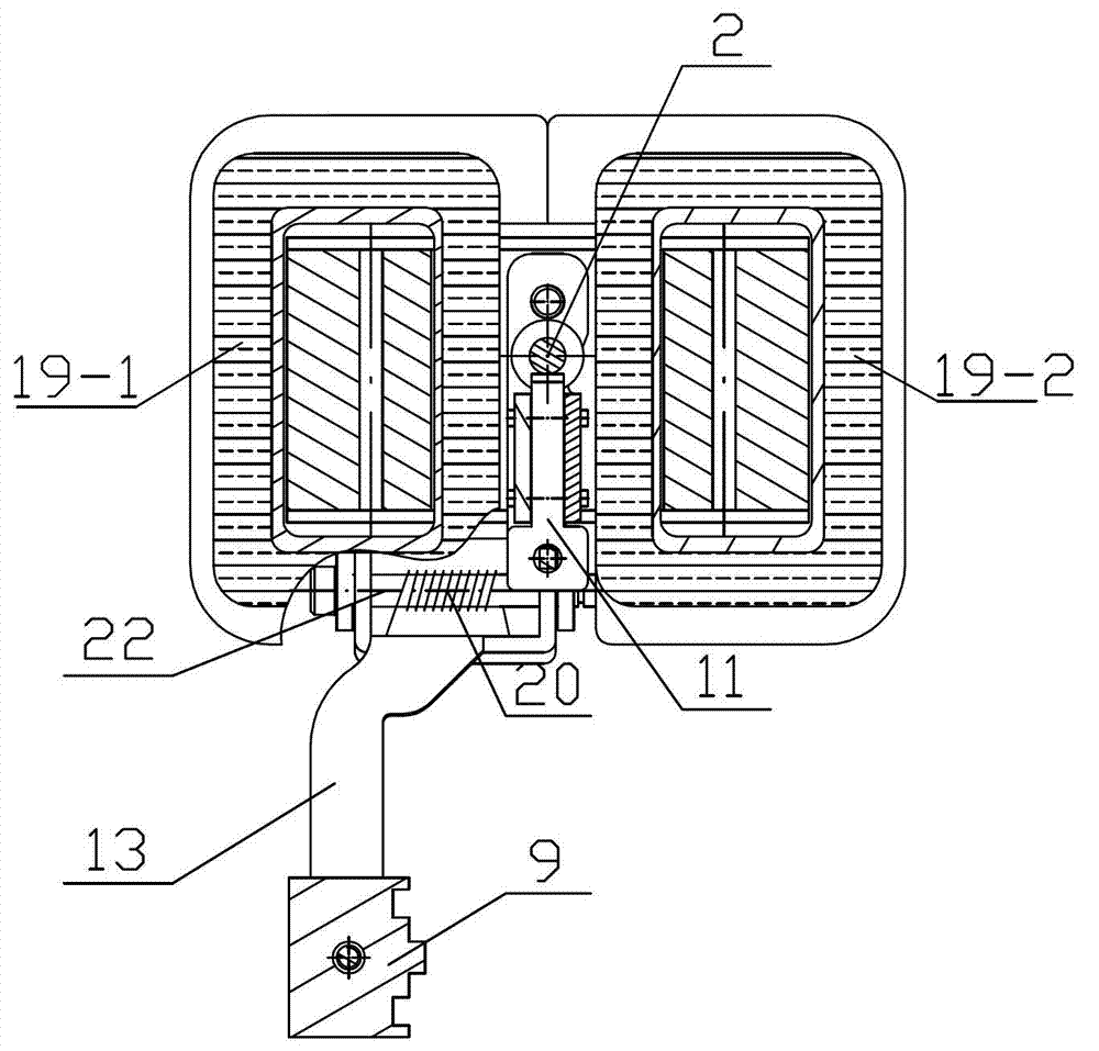 Straight-movement AC(Alternating Current) contactor with lock catch arranged at center