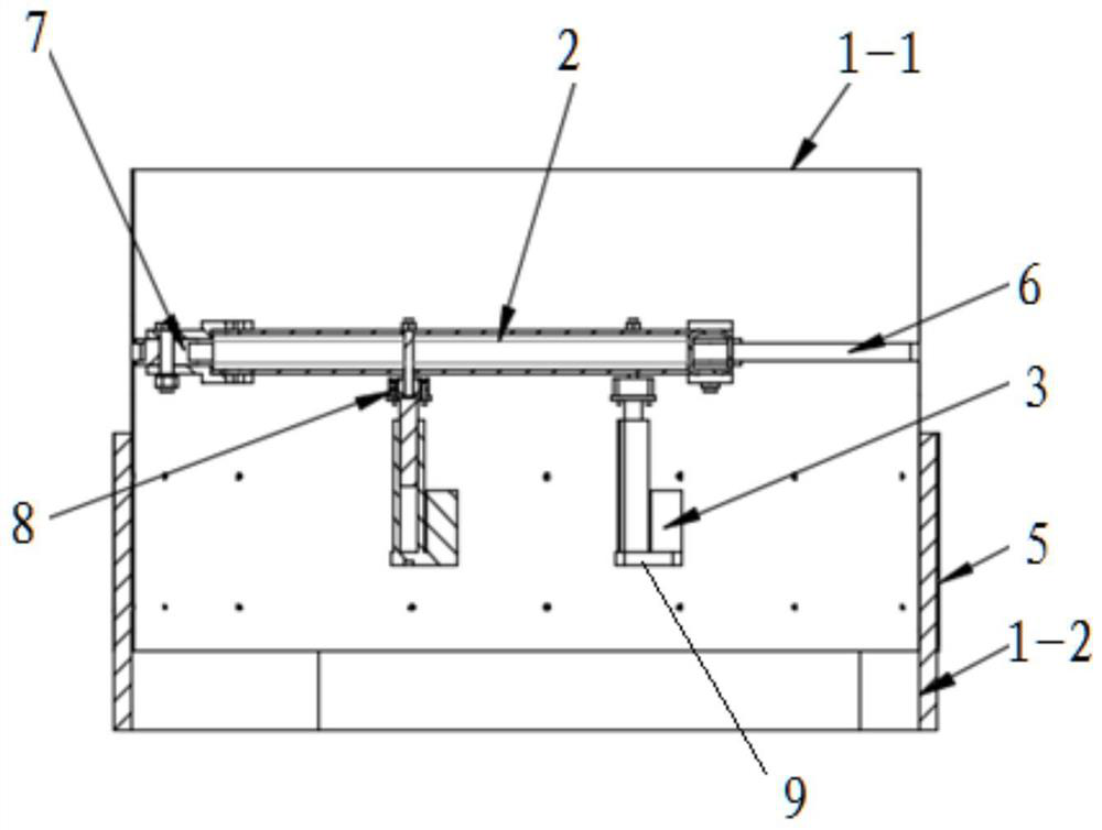 A forage pushing device based on frictional follow-up rotation