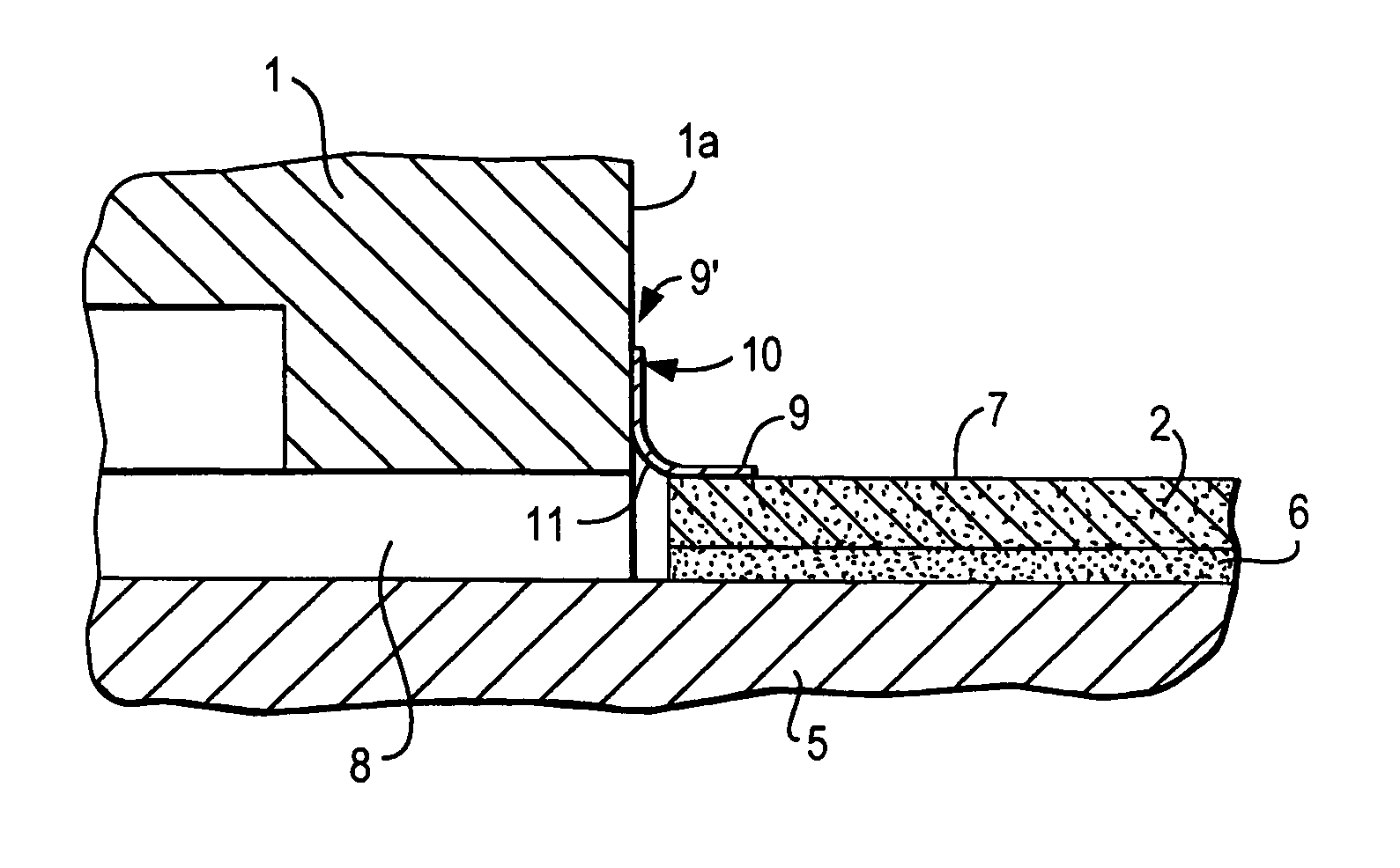 Circuit device with a contact element for electrically connecting a wave guide and a conductor strip in a nearly stress-free manner