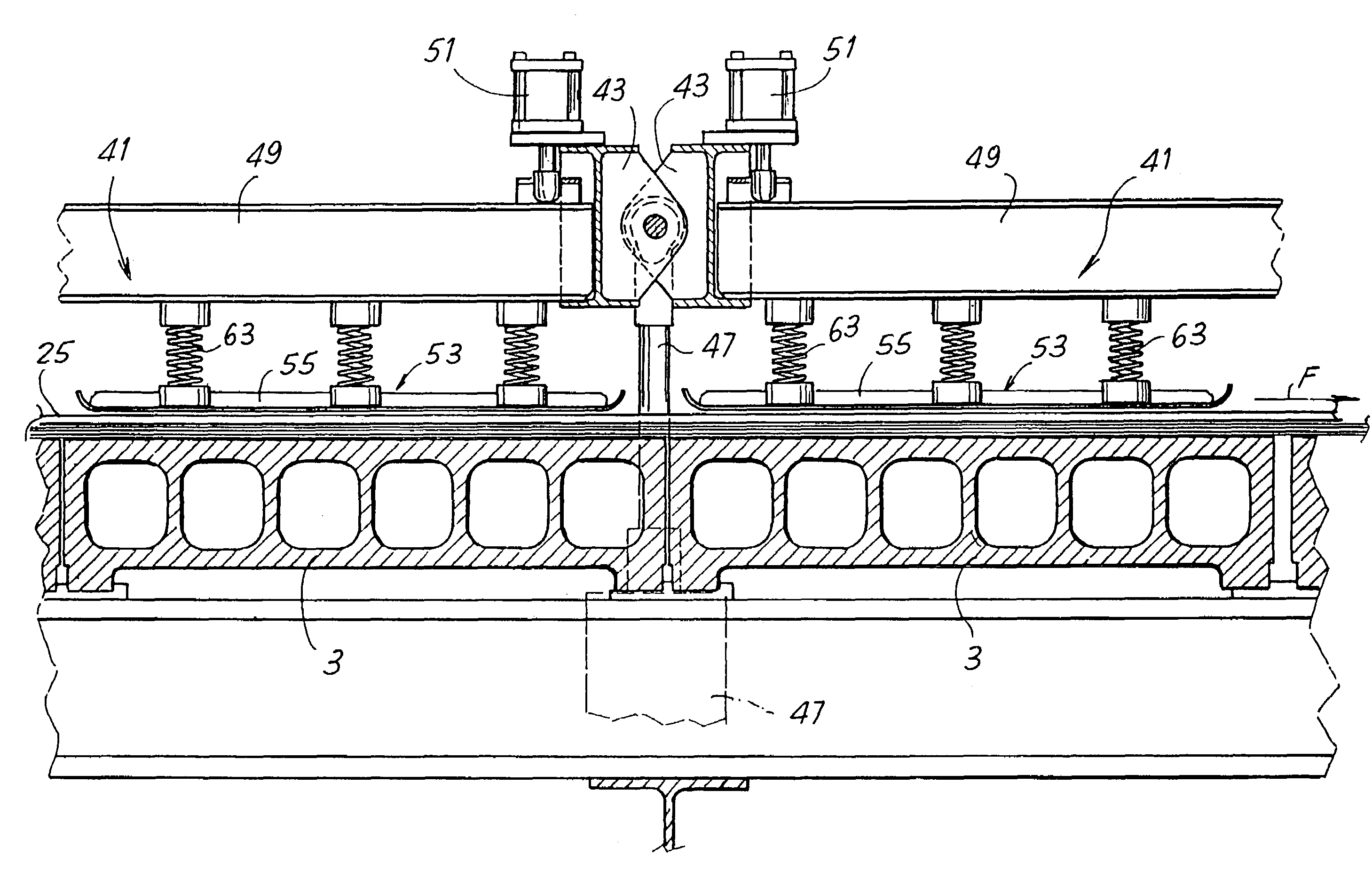 Device for joining sheets of cardboard to form corrugated cardboard