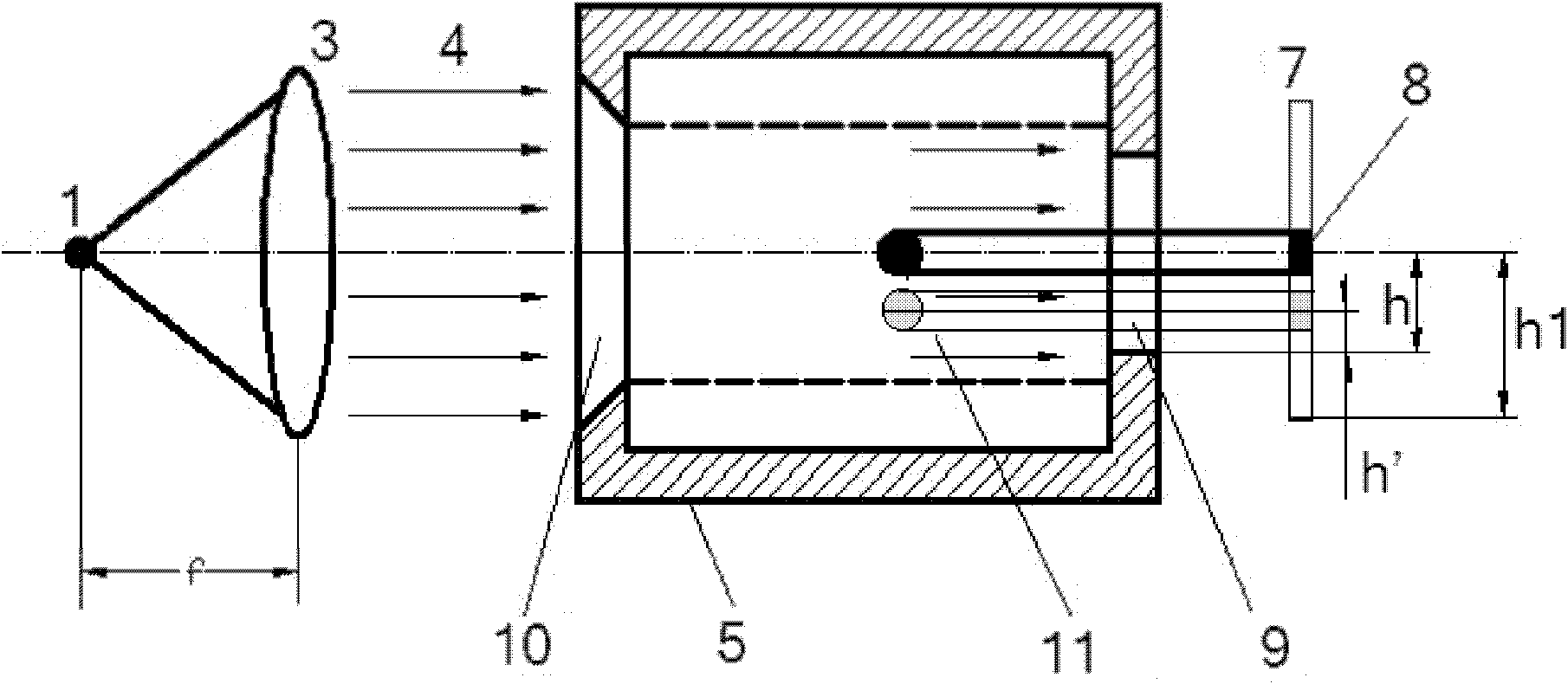 Displacement measuring device with reference and measuring method