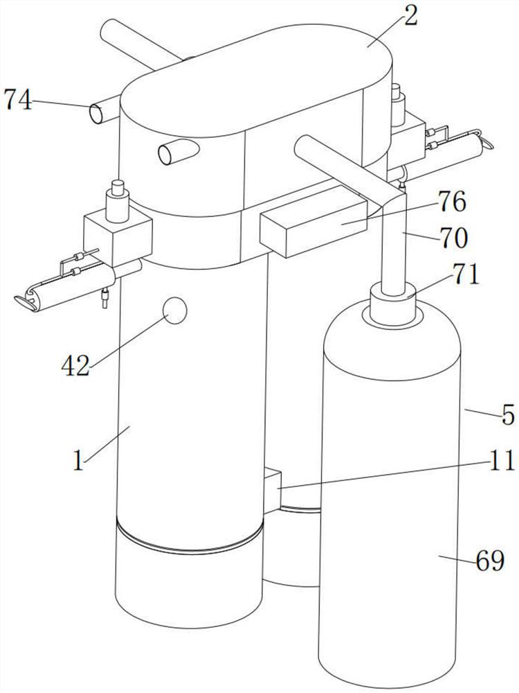 Omnibearing fermentation container for soy sauce and use method thereof