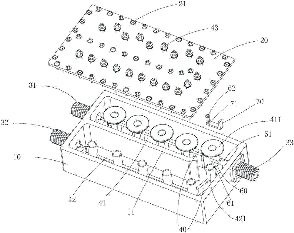 Common port coupling device and microwave cavity device