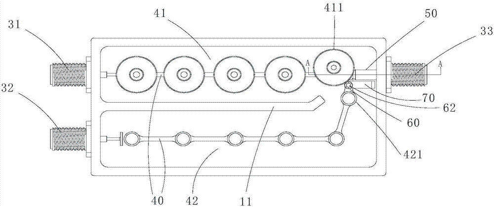 Common port coupling device and microwave cavity device