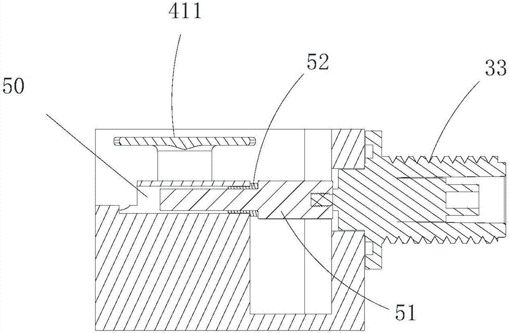 Common port coupling device and microwave cavity device