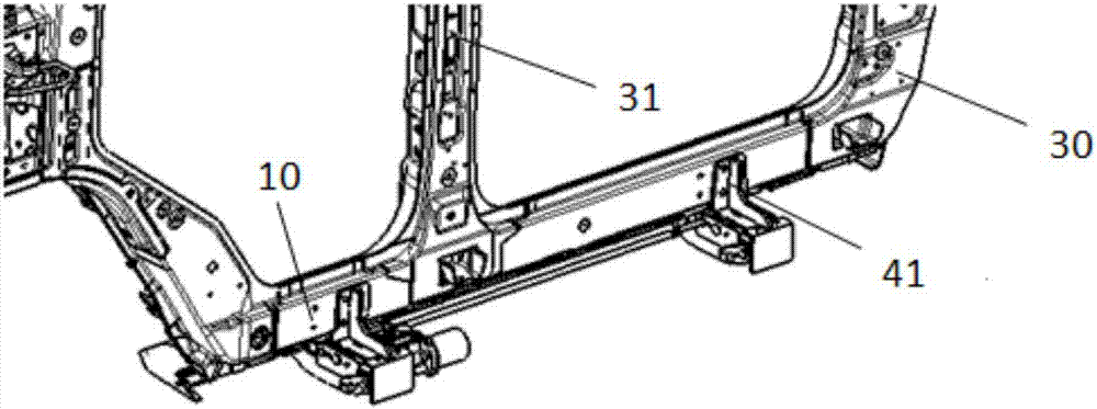 Reinforcing structure used for mounting vehicle stepping bar and vehicle comprising same