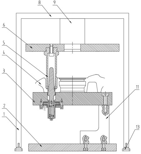 Self-centering device for pressing cylinder sleeve into wheel