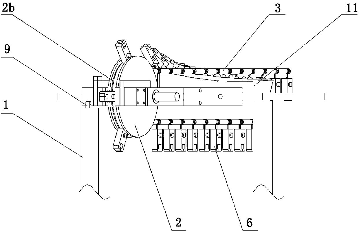 A clamping mechanism suitable for oil-edged materials and a method for clamping oil-edged materials