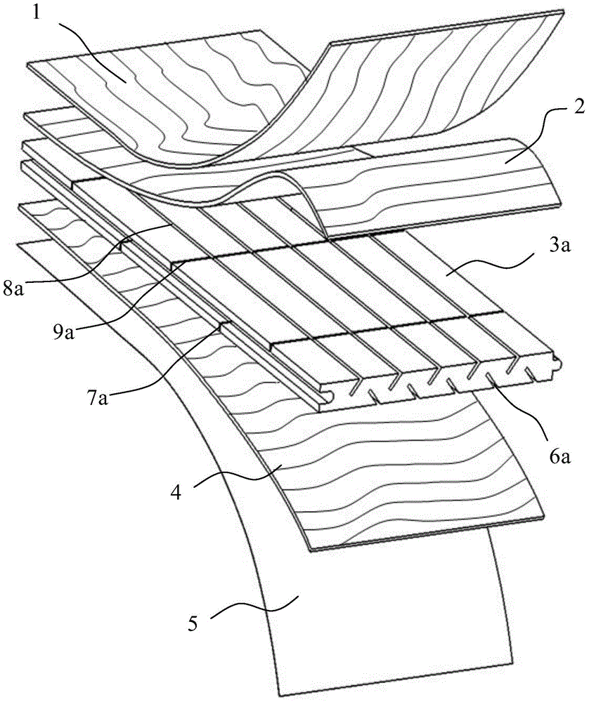 Grooved solid wood middle plate and composite board with same