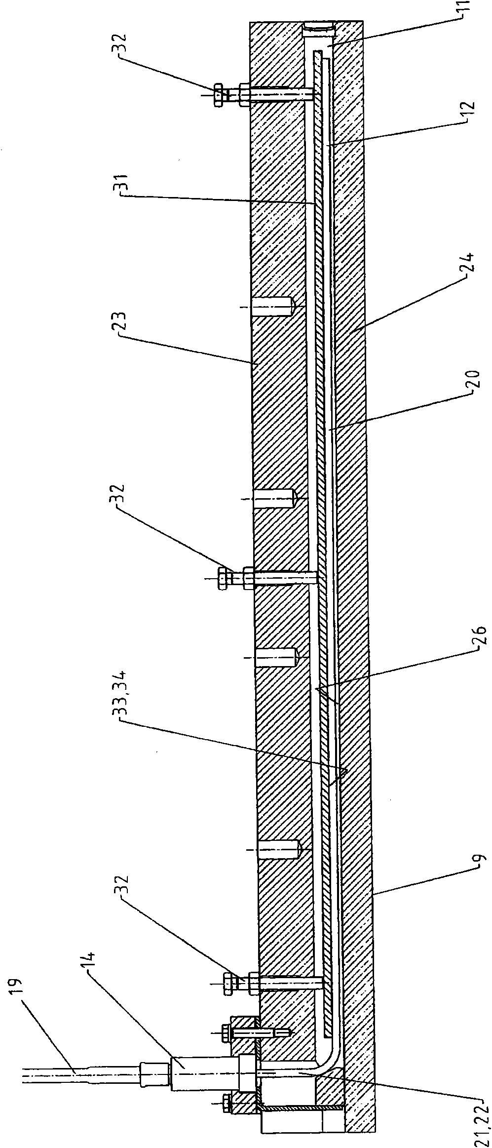 Device for compacting road paving materials