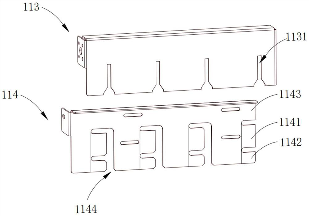 Reinforcement cage hoisting device and reinforcement cage carrying equipment