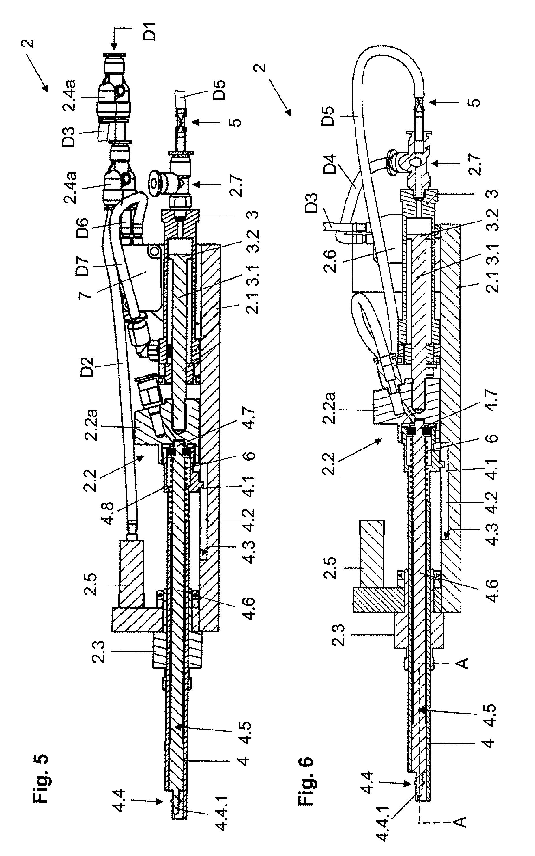 Device and method for applying a medical lockable clip in a tissue area