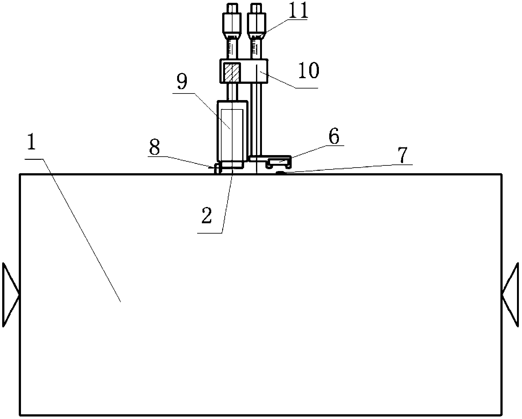 In-place measuring device and measuring method for separated electricity jumpiness of main shaft rotation error