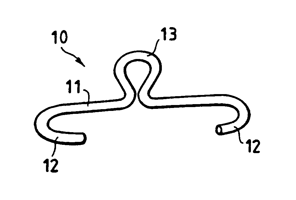Semi-rigid compressive clamp for use in sternotomy, and forceps for its application
