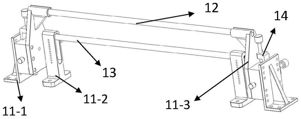 A device for cleaning the surface of optical components by ion wind and electrostatic coupling