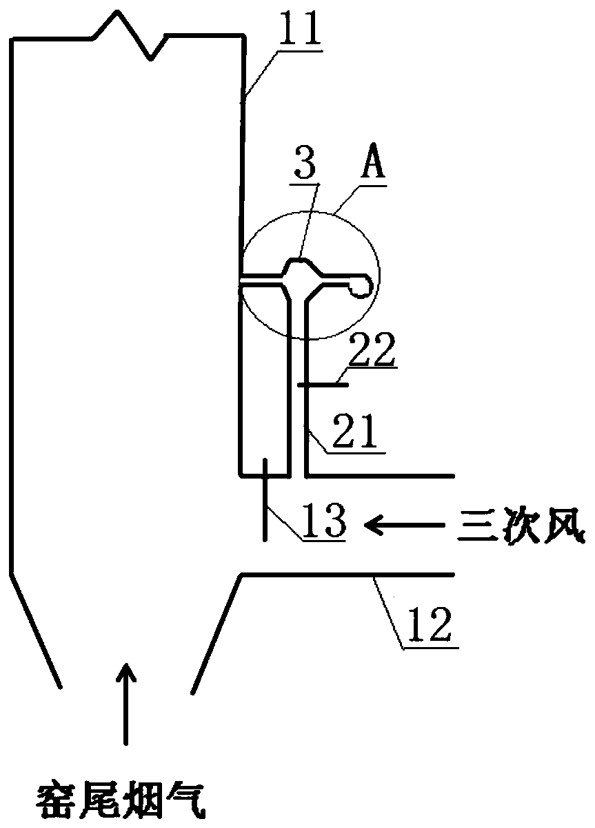 Cement decomposing furnace and method for accelerating mixing of smoke in furnace by using cement decomposing furnace