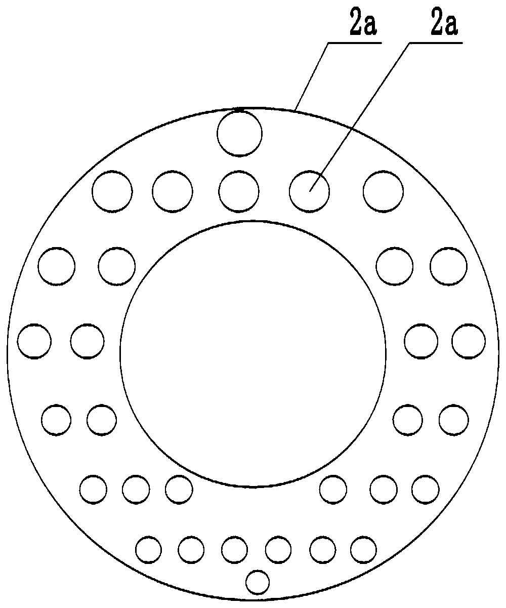 Horizontal energy storage tank applying combined water distributing device