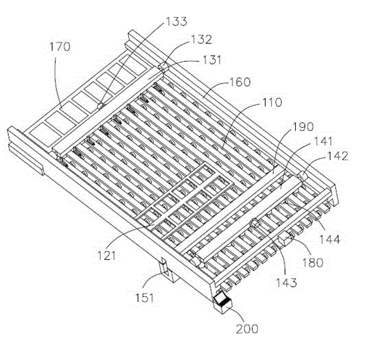 Automatic plate reversing-sawing device and sawing method thereof
