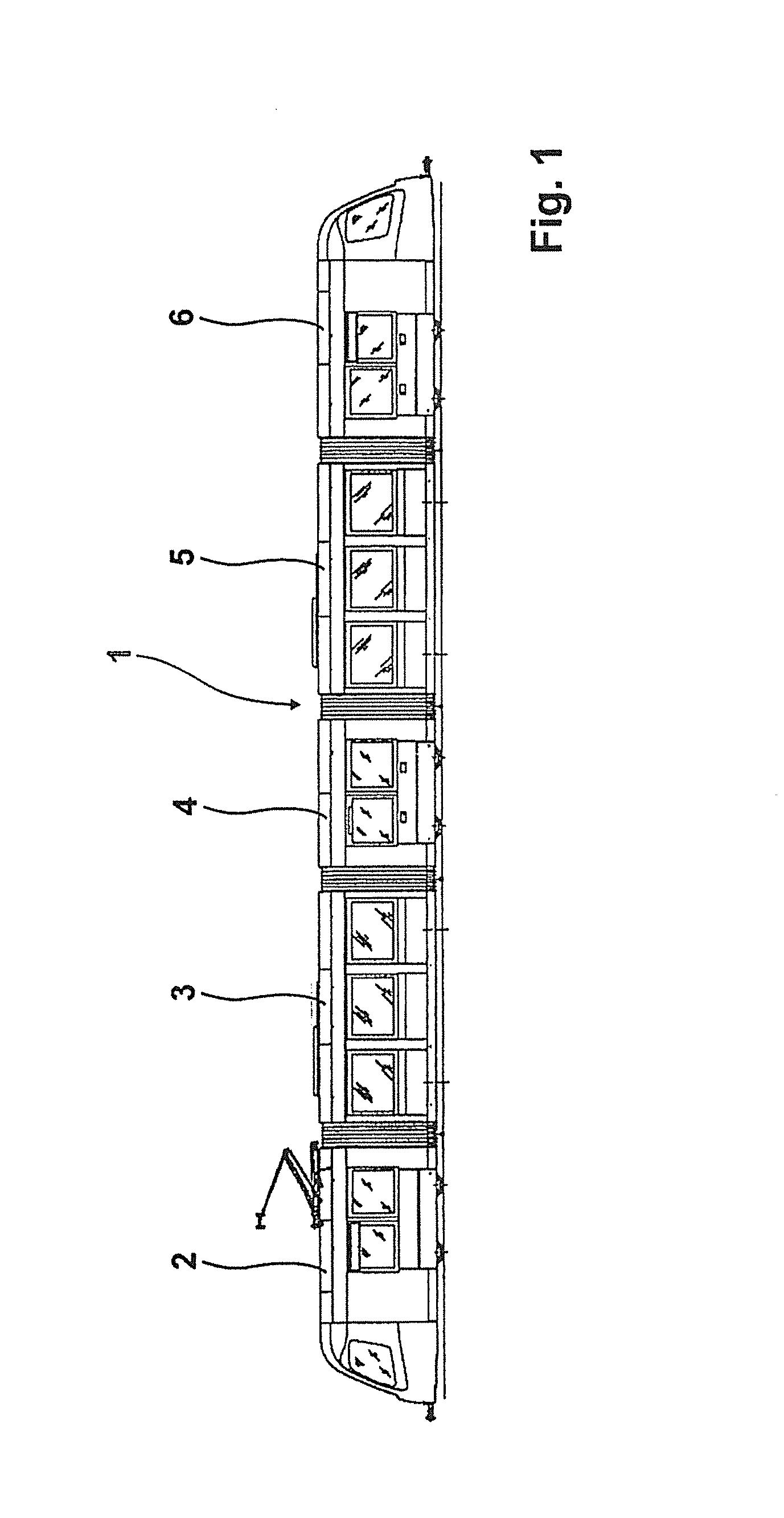 Device disposed in the roof area of two articulated vehicle parts for limiting the pitch movement of the vehicle parts relative to each other