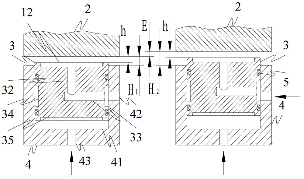 Thickness automatically-compensating device for multi-oil-chamber static pressure oil film, and system thereof