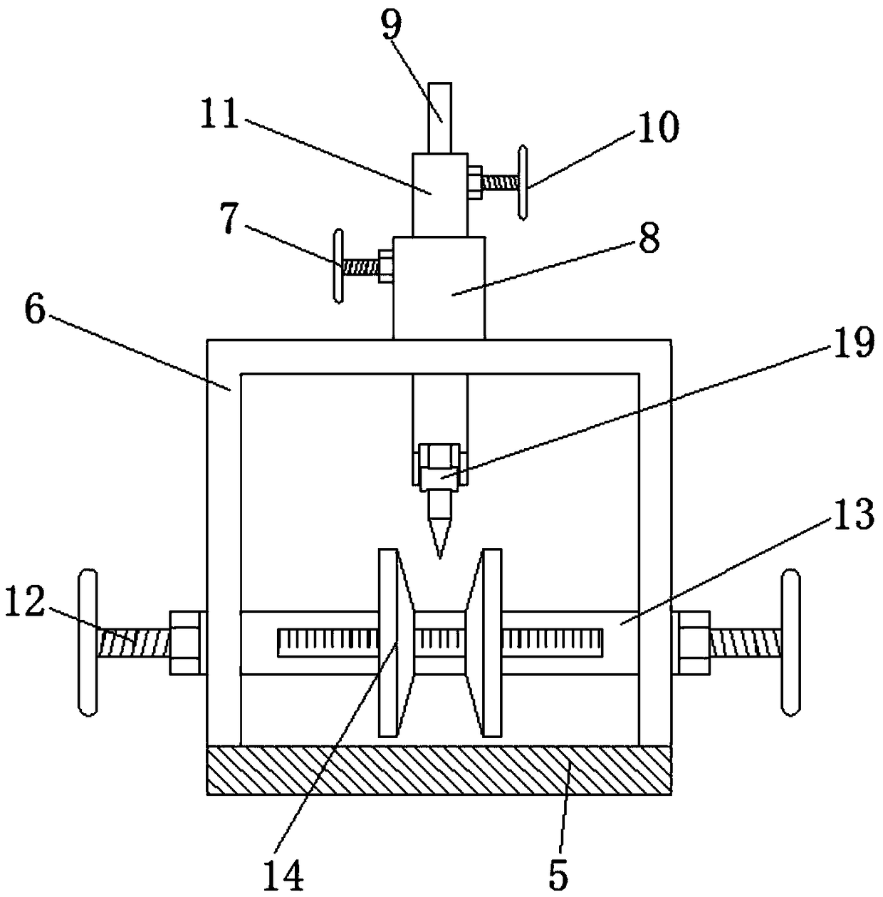 Manual stripping device capable of being applicable to cables in different sizes