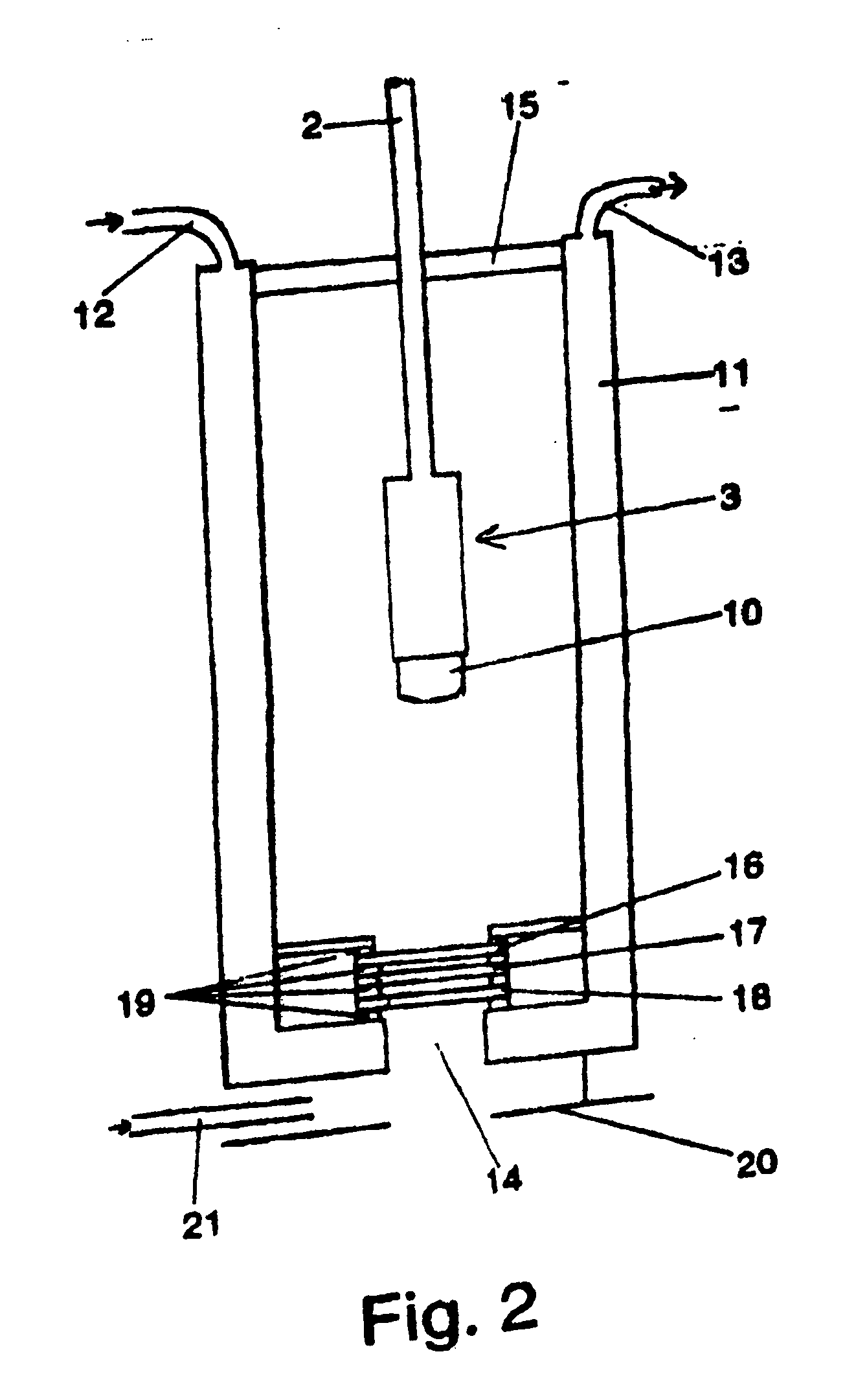 Method and apparatus for contactless optical measurement of the thickness of a hot glass body by optical dispersion