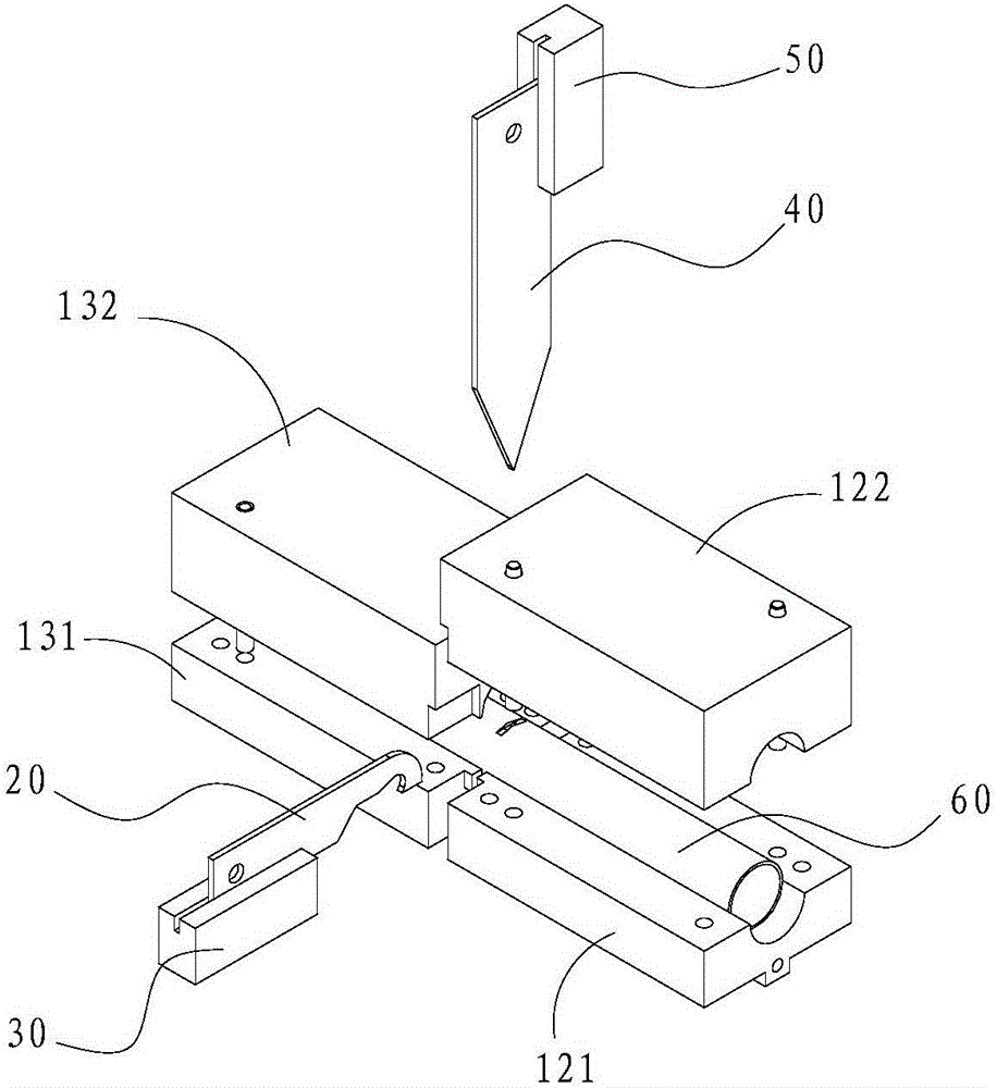 Cutting device and cutting method of pipes