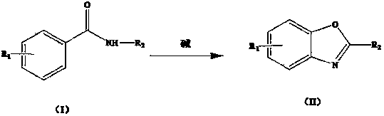 Method for synthesizing benzoxazole through microwave radiation of benzamide compound in water phase