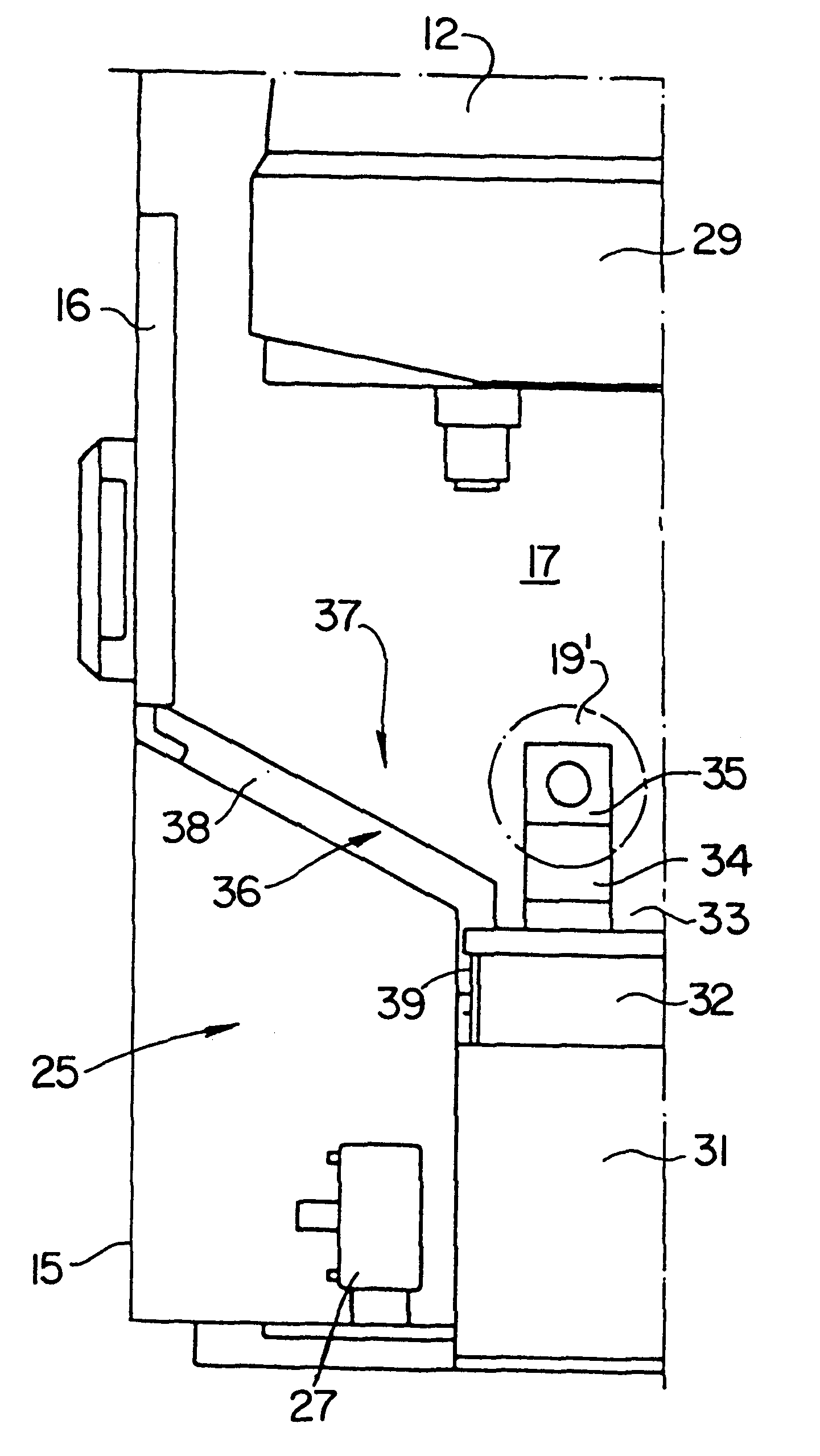 Machining center in which tool holders have a multiple coupling with a cover